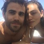 Paul Wesley et Phoebe Tonkin (The Vampire Diaries) : les deux amoureux complices en vacances ❤