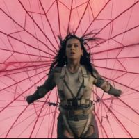 Clip de &quot;Rise&quot; : Katy Perry affronte ses peurs en parachute