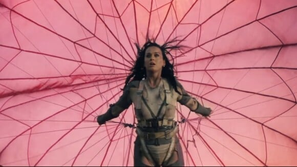 Clip de "Rise" : Katy Perry affronte ses peurs en parachute