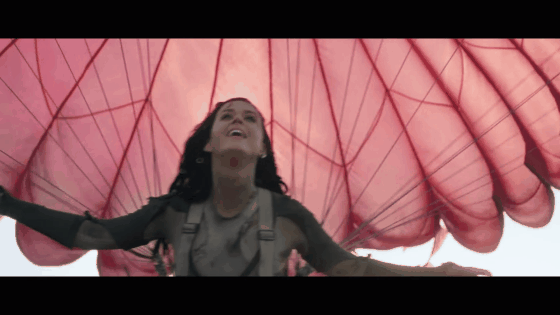 Katy Perry prend son envol dans le clip "Rise"