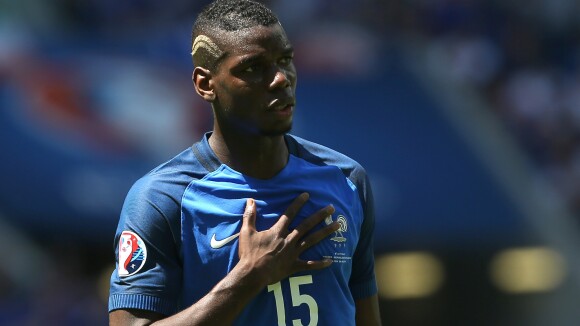 Paul Pogba fête son arrivée à Manchester United avec une nouvelle coiffure déjantée !