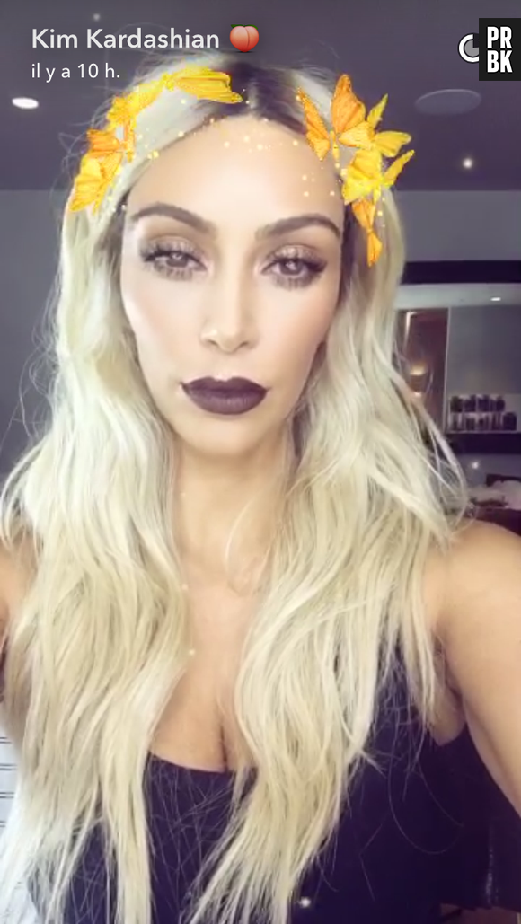 Kim Kardashian a changé de coupe et de couleur de cheveux : elle est à nouveau blonde platine.