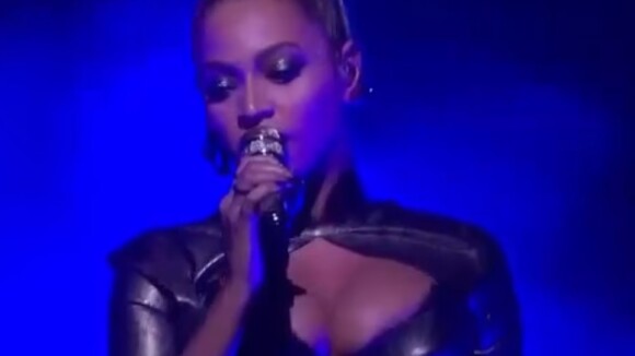 Beyoncé : l'oreille blessée et en sang en plein concert, elle continue le show 👂