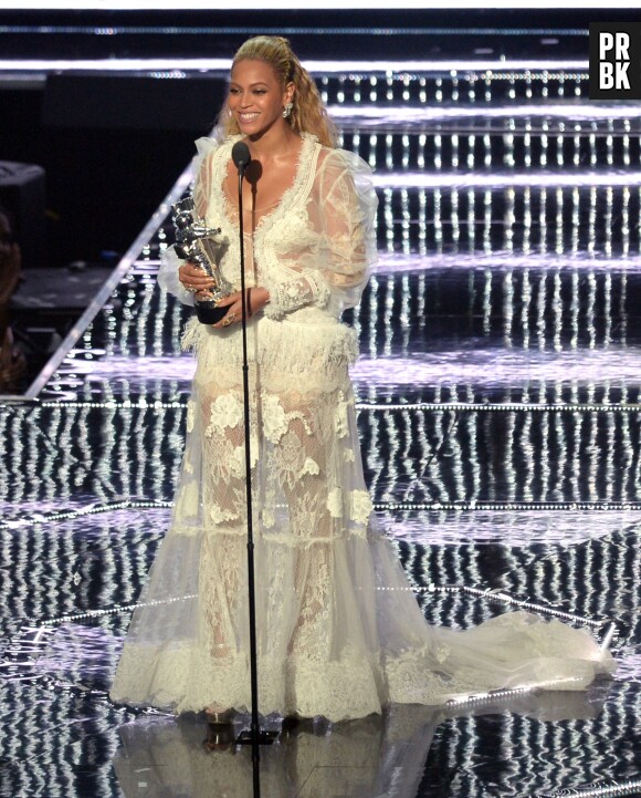 Beyoncé : en vraie showgirl, elle n'arrête pas de chanter malgré la douleur.