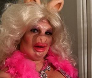 Colton Haynes en cochonne botoxée : son déguisement de Halloween osé et décalé