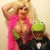Colton Haynes déguisé en Piggy la cochonne du Muppet Show pour Halloween