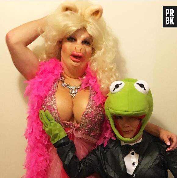 Colton Haynes déguisé en Piggy la cochonne du Muppet Show pour Halloween