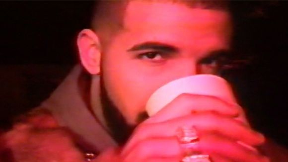 "Sneakin'" : Drake en mode twerk et bling-bling dans un clip old school ?