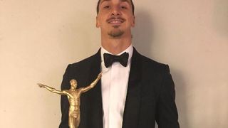 Zlatan Ibrahimovic aura sa propre statue... et se prend déjà pour Napoléon
