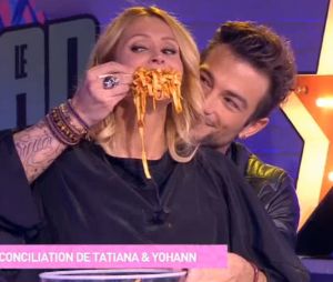Tatiana Laurens se fait jeter un plat de spaghettis bolognaises sur la tête en direct dans le Mad Mag !