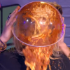 Tatiana Laurens se fait jeter un plat de spaghettis bolognaises sur la tête en direct dans le Mad Mag !