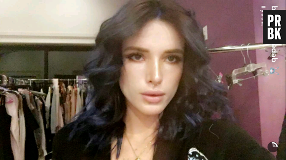 Bella Thorne redevient brune et filme sa transformation sur Snapchat