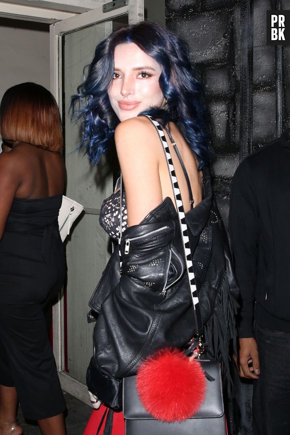 Bella Thorne dévoile sa nouvelle coloration dans les rues de Los Angeles le 28 décembre 2016
