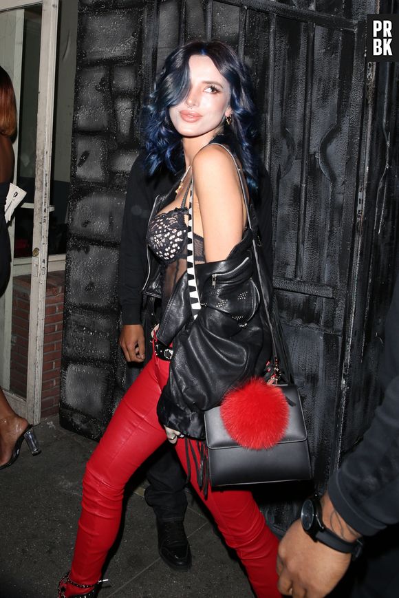 Bella Thorne dévoile sa nouvelle coloration dans les rues de Los Angeles le 28 décembre 2016