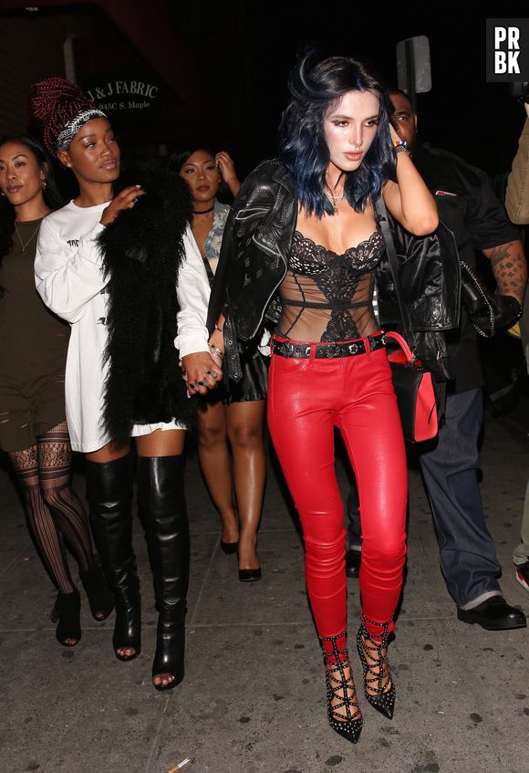Bella Thorne dévoile sa nouvelle coloration dans les rues de Los Angeles le 28 décembre 2016