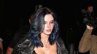 Bella Thorne ultra sexy en body transparent pour dévoiler sa nouvelle couleur de cheveux