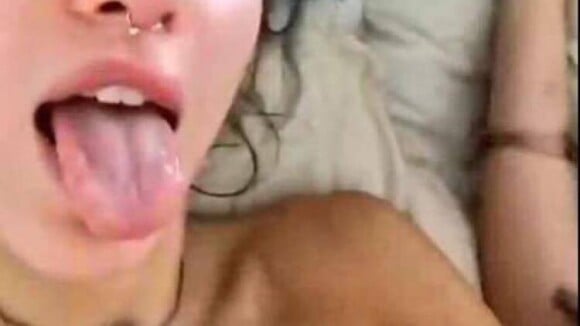 Bella Thorne : oops, elle dévoile ses seins sur Snapchat par erreur, coucou le piercing au téton !