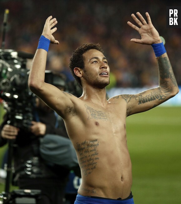 Neymar fête la victoire du FC Barcelone contre le PSG le 8 mars 2017