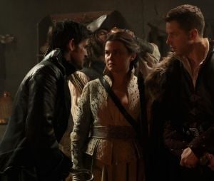Once Upon a Time saison 6, épisode 20 : Hook (Colin O'Donoghue) face à Snow (Ginnifer Goodwin) et Charming (Josh Dallas) sur une photo