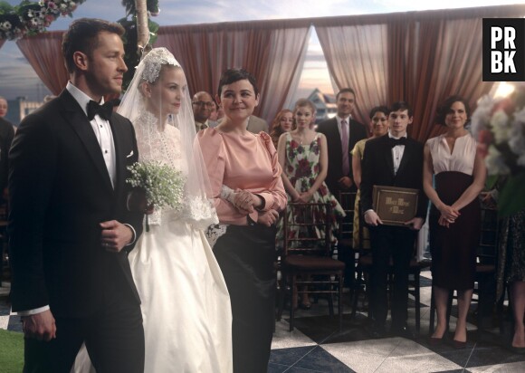 Once Upon a Time saison 6, épisode 20 : Emma et ses parents lors du mariage