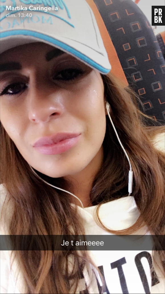 Martika Caringella en pleurs dans l'avion