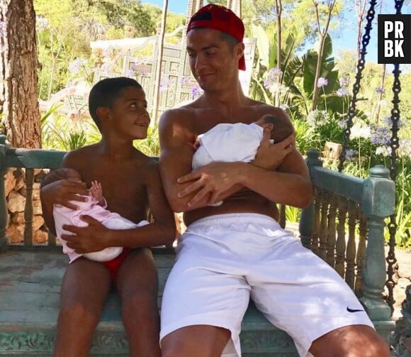 Cristiano Ronaldo avec son fils et ses jumeaux : la photo de famille trop chou sur Instagram !