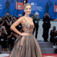 Jennifer Lawrence sexy en robe transparente, elle évite son chéri Darren Aronofsky à Venise