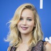 Jennifer Lawrence sexy en robe transparente, elle évite son chéri Darren Aronofsky à Venise