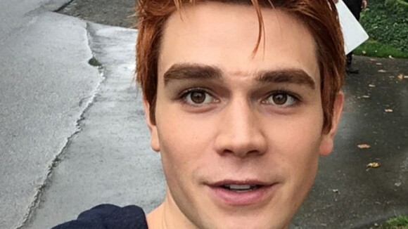 KJ Apa (Riverdale) victime d'un accident de voiture après s'être endormi au volant