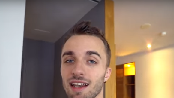 Squeezie au Canada : rafting, nuit parmi les loups... Découvrez son voyage inoubliable !