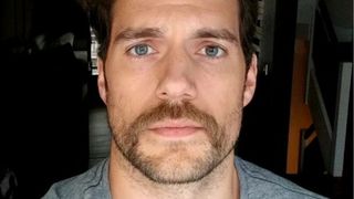 Justice League : une "moustache d'acteur porno" pour Superman ? Ben Affleck se marre