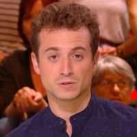Hugo Clément (Quotidien) aide un enfant à retrouver son doudou