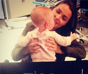 Camilla Luddington (Grey's Anatomy) et sa fille Hayden sur le tournage de la série
