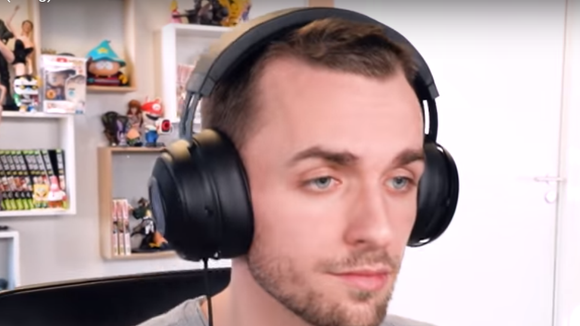 Squeezie : après ses freestyles avec Bigflo et Oli, il dévoile un nouveau son sur Fortnite !