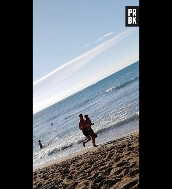 La Villa des Coeurs Brisés 4 : Vincent Shogun et Jordan en pleine séance de sport sur la plage