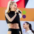 Rita Ora rend hommage à Avicii  : émue, elle chante "Lonely Together" pour la 1ère fois sans le DJ.