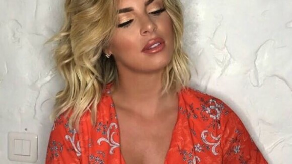 Emilie Fiorelli maman et déjà très amincie seulement 3 semaines après son accouchement