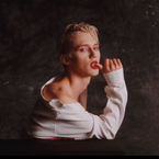 Clip "Bloom" : Troye Sivan se transforme en oeuvre d'art glamour ?