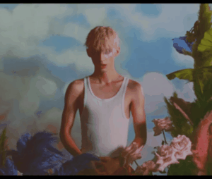 Troye Sivan se lâche dans le clip "Bloom"