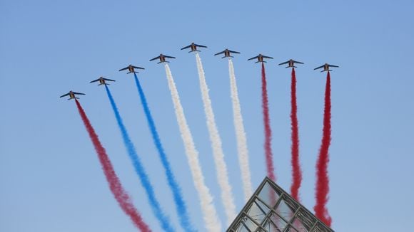 Défilé du 14 juillet 2018 : collision entre motards, problème de couleur, les 2 fails qui amusent