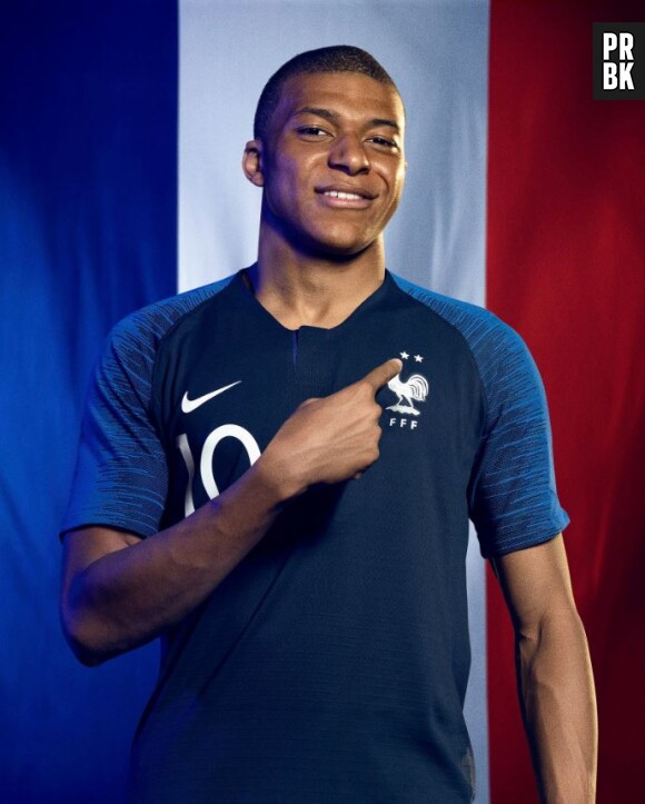 Kylian Mbappé portant le nouveau maillot des Bleus signé Nike avec la deuxième étoile !