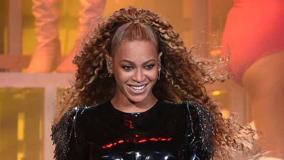 Beyonce fan du PSG ? Elle fait la promo d'un maillot customisé avec des cristaux Swarovski