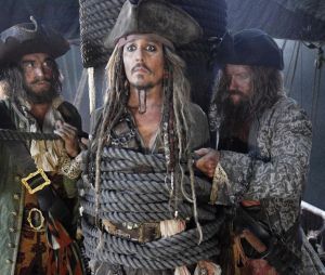 Johnny Depp absent de Pirates des Caraïbes 6 ? Attaqué en justice pour violence, Disney pourrait le virer comme James Gunn (Les Gardiens de la galaxie).