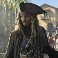  Johnny Depp absent de Pirates des Caraïbes 6 ? Attaqué en justice pour violence, Disney pourrait le virer comme James Gunn (Les Gardiens de la galaxie). 