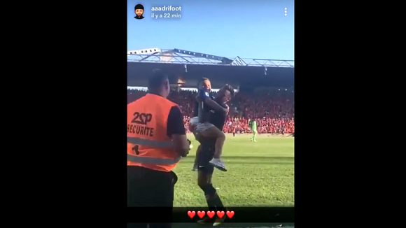 Neymar adorable avec un jeune fan, le petit garçon le remercie avec un message touchant