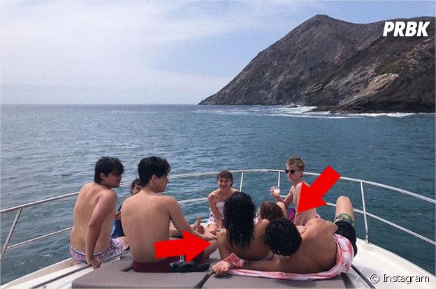 Camila Mendes et Charles Melton aperçus très proches sur une photo Instagram
