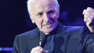 Mort de Charles Aznavour : très émus, anonymes et stars pleurent l'artiste