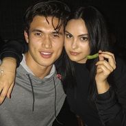 Camila Mendes (Riverdale) en couple avec Charles Melton : elle officialise ❤