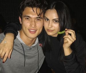 Camila Mendes (Riverdale) en couple avec Charles Melton : elle officialise