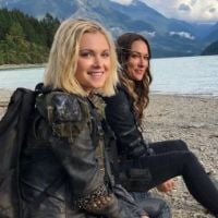 The 100 saison 6 : Clarke et Bellamy découvrent un nouveau monde dans les premières photos